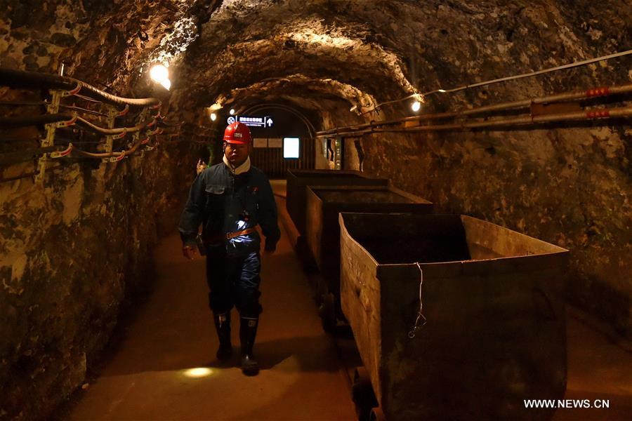  الصورة: زيارة موقع العمل داخل منجم فحم في شانشي شمالي الصين