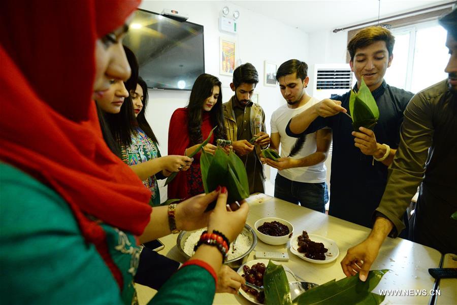 #（社会）（2）留学生包粽子 感受中国传统文化
