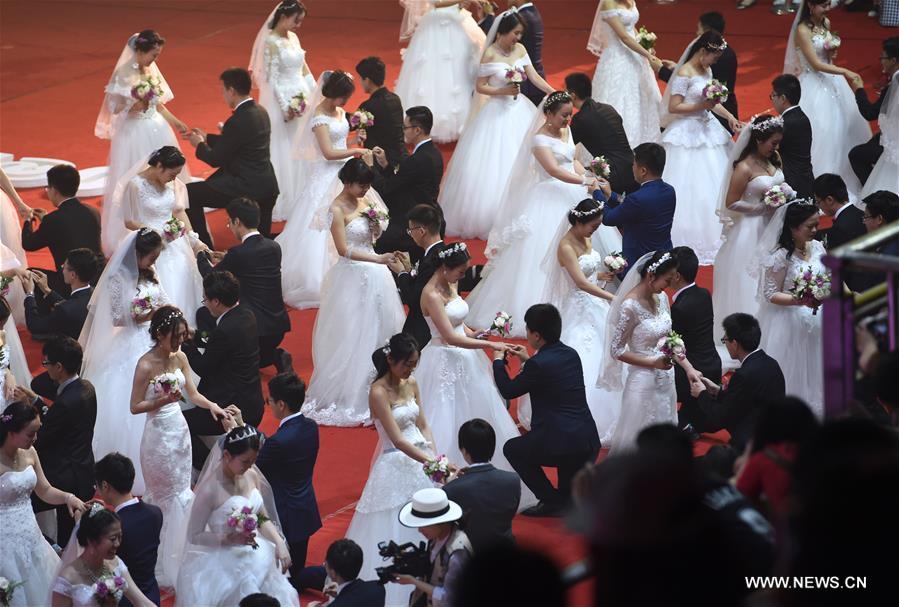 الصورة: زفاف جماعي بجامعة نانجينغ في الذكرى الـ115 لتأسيس الجامعة
