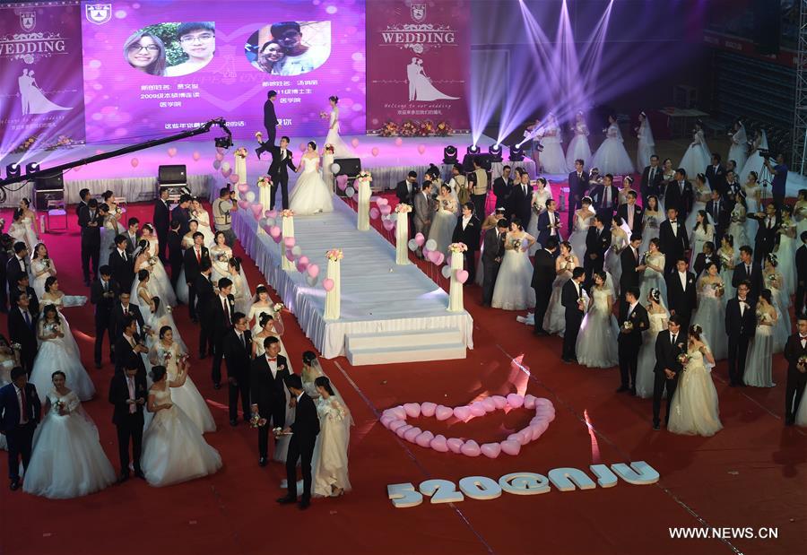 الصورة: زفاف جماعي بجامعة نانجينغ في الذكرى الـ115 لتأسيس الجامعة