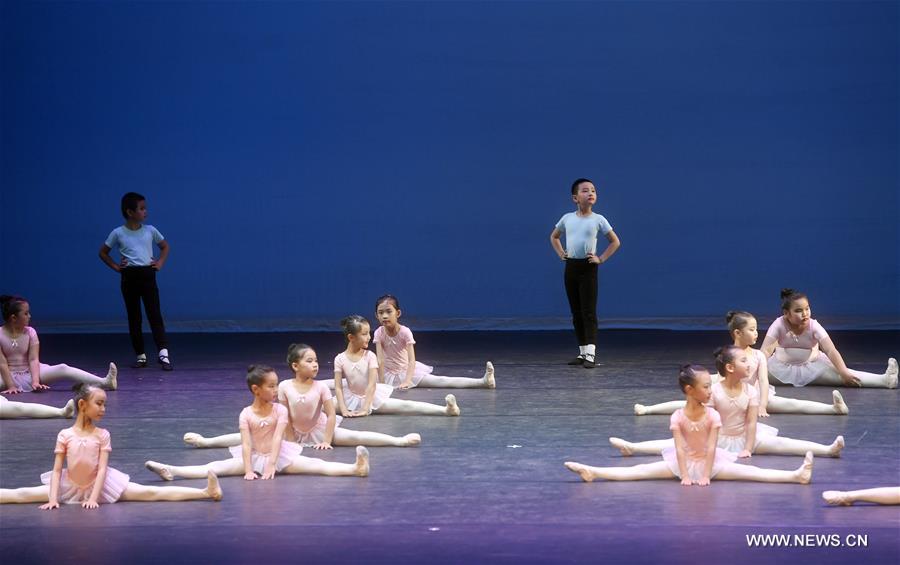 （教育）（4）芭蕾汇演迎“六一”