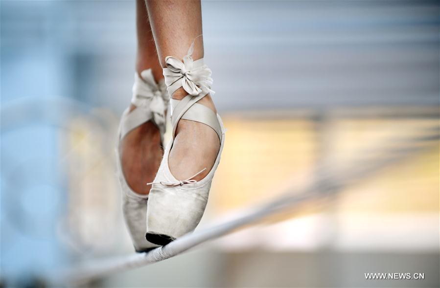 （体育·图片故事）（1）舞在高空钢丝上的芭蕾鞋