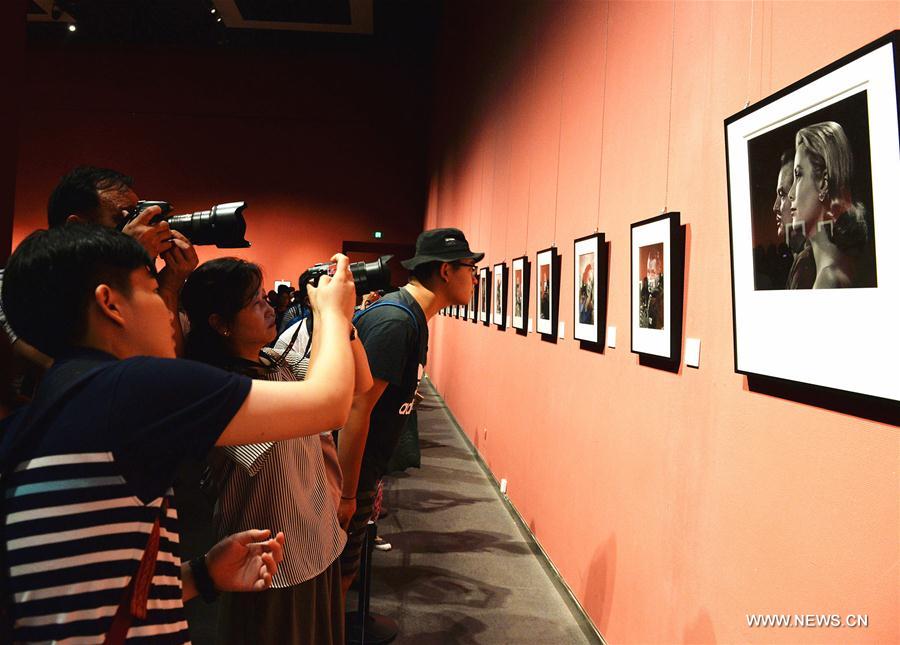 الصورة: افتتاح معرض الأعمال الأصلية للمصور الكبير يوسف كارش في مدينة جينان 