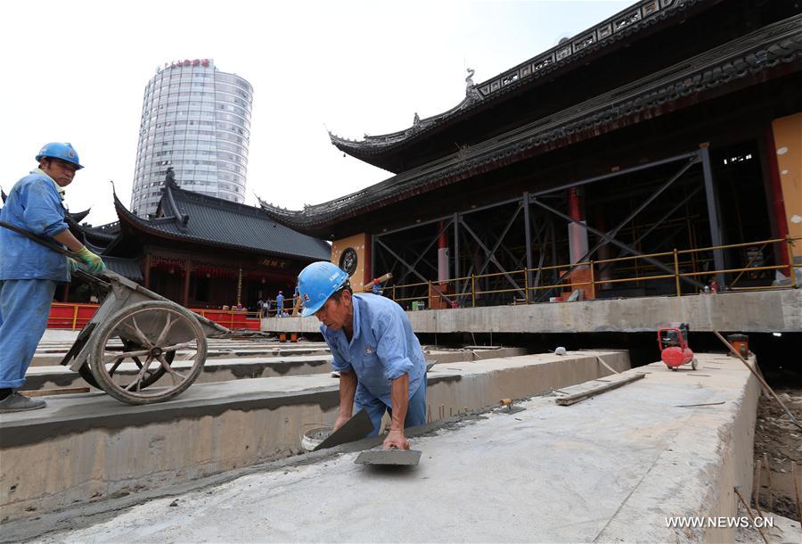 （社会）（2）上海玉佛禅寺百年古建筑大雄宝殿开始平移