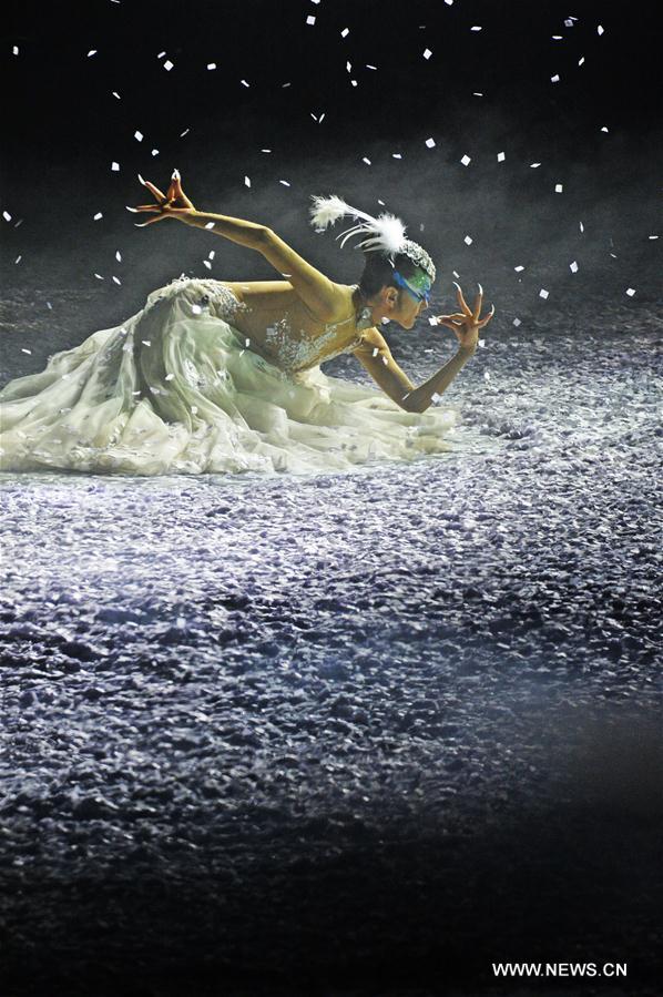 الصورة: عرض مسرحية راقصة في مدينة شمالي الصين
