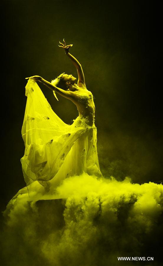 الصورة: عرض مسرحية راقصة في مدينة شمالي الصين
