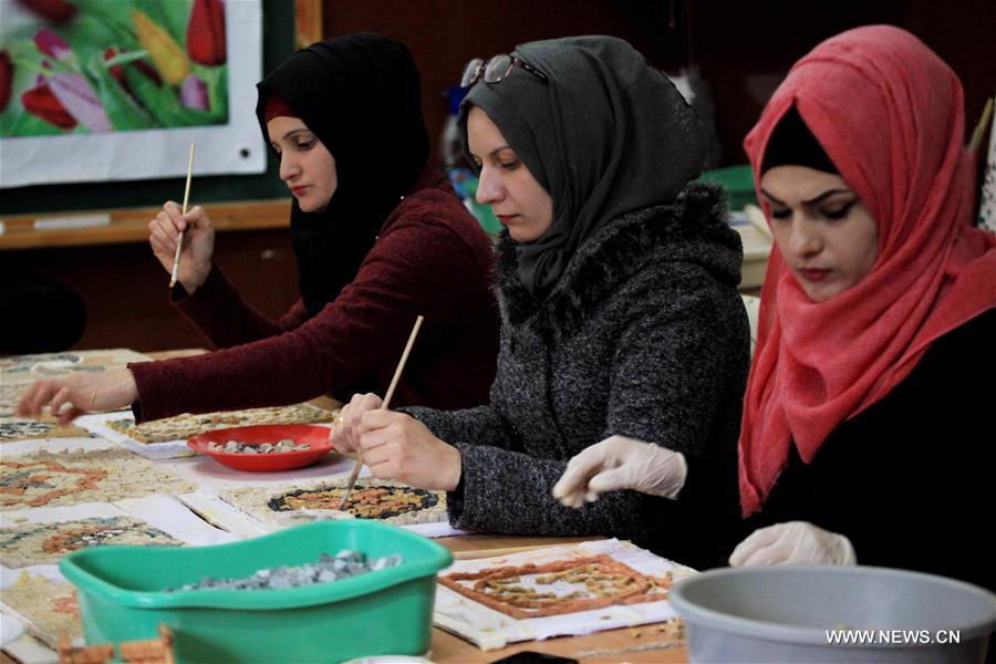 الصورة: فلسطينيات صم يتعلمن فن الفسيفساء بالضفة الغربية