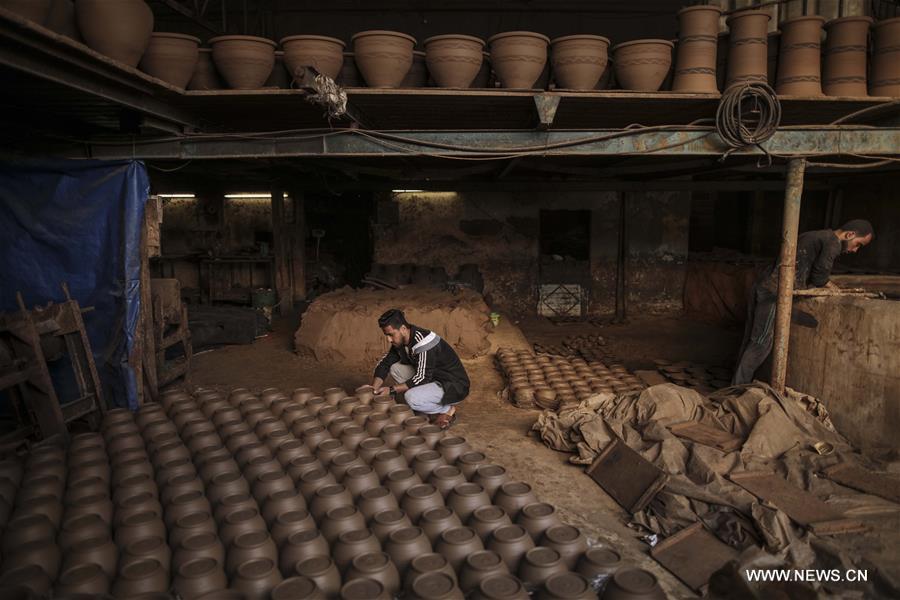 الصورة: "الفخار" في غزة.. حرفة قديمة وتقليدية