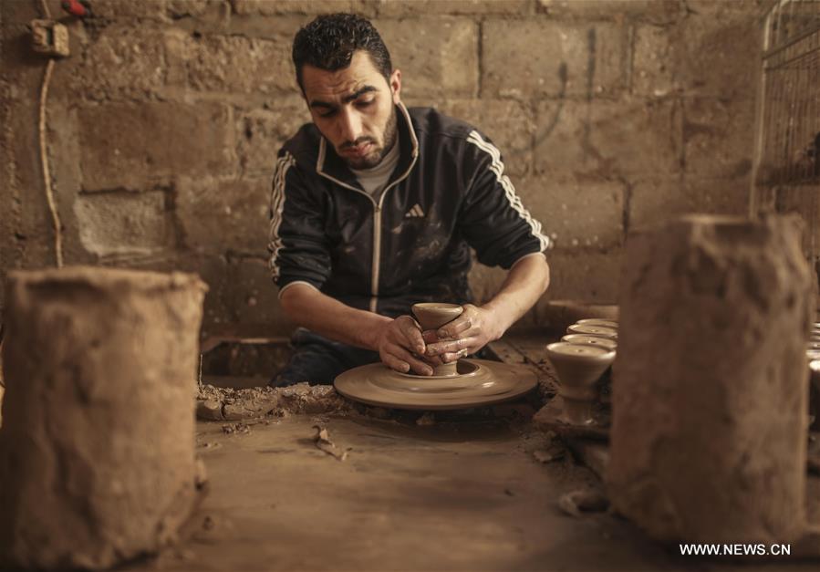 الصورة: "الفخار" في غزة.. حرفة قديمة وتقليدية