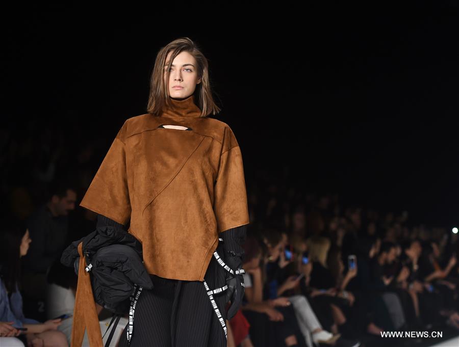 الصورة: "أسبوع الموضة" يواصل فعالياته في اسطنبول