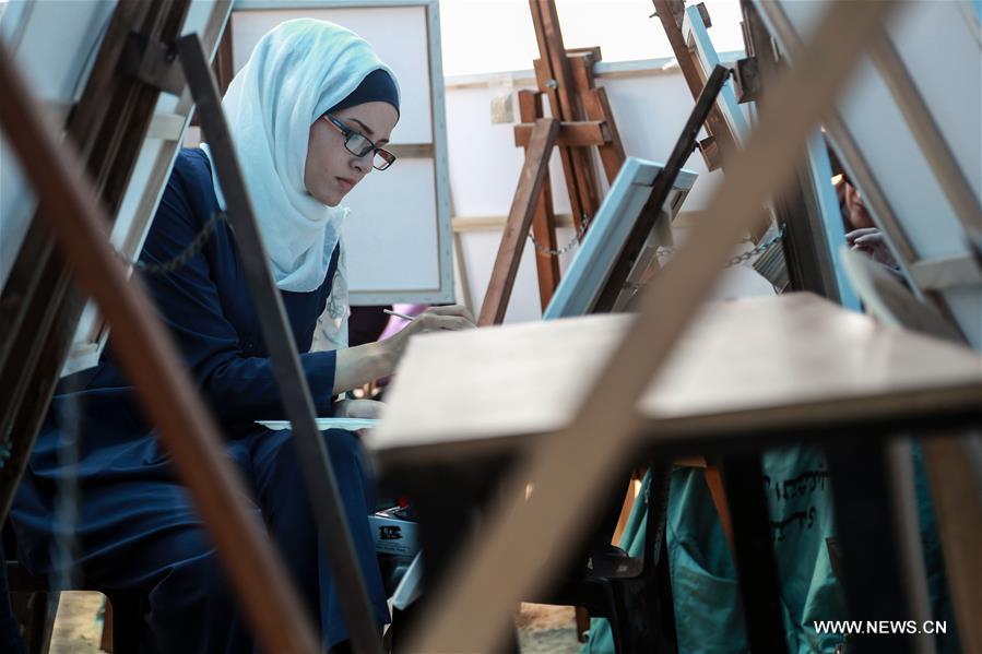 الصورة: فنانون فلسطينيون يقيمون معرضا فنيا شمال غزة