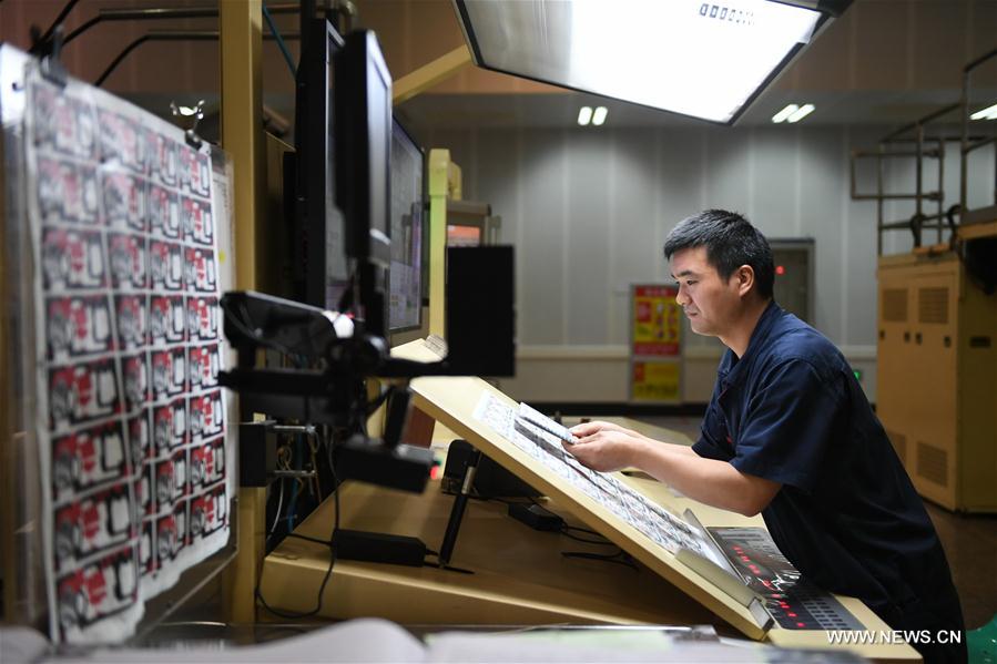 الصورة: طبع عملات نيبال الورقية في شركة صينية