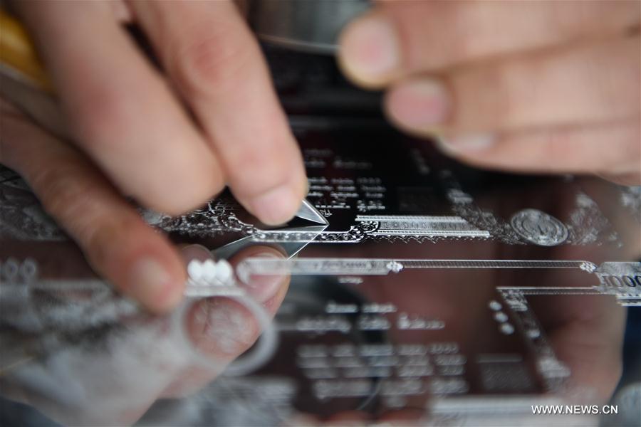  الصورة: طبع عملات نيبال الورقية في شركة صينية