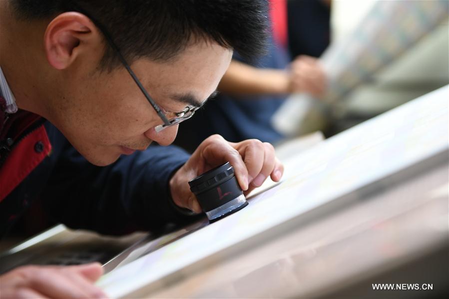 الصورة: طبع عملات نيبال الورقية في شركة صينية