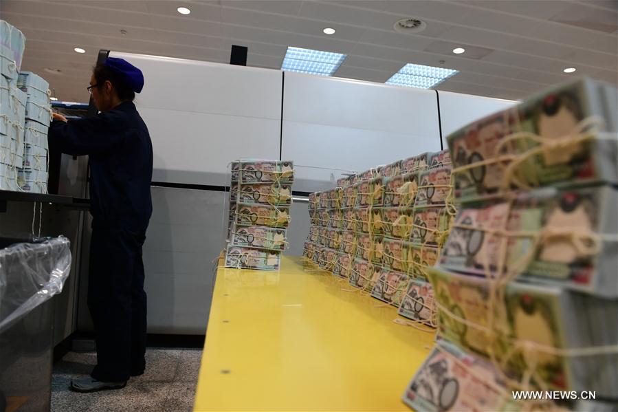 الصورة: طبع عملات نيبال الورقية في شركة صينية