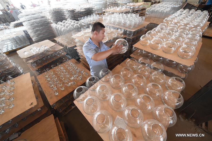 الصورة: الزجاج الفني الصيني يدخل السوق الدولية