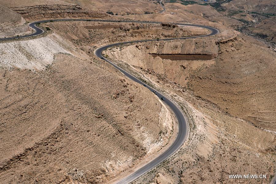 الصورة: "طريق الملك السريع" إحدى أهم الطرق التجارية في الأردن