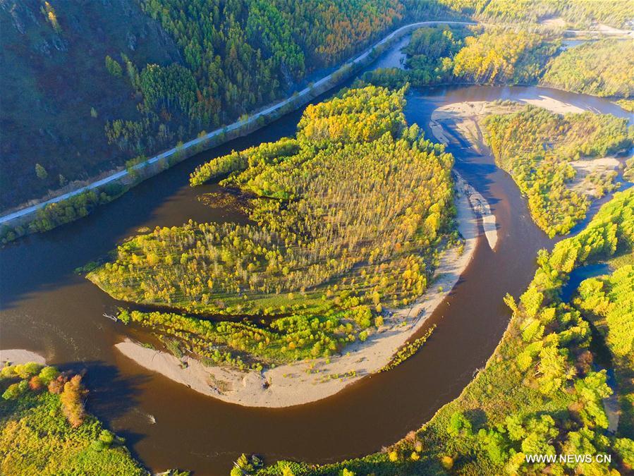 الصورة: مناظر خريفية لجبال داشينغآن 
