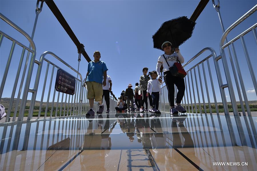（社会）（2）横跨黄河玻璃桥 惊艳亮相沙坡头