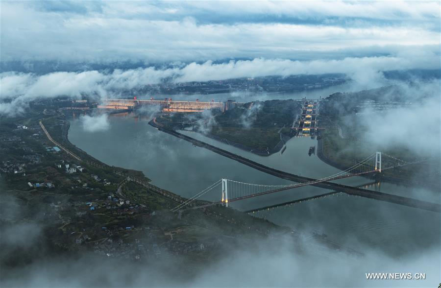 الصورة:الضباب على مشروع المضائق الثلاثة في نهر اليانغتسي
