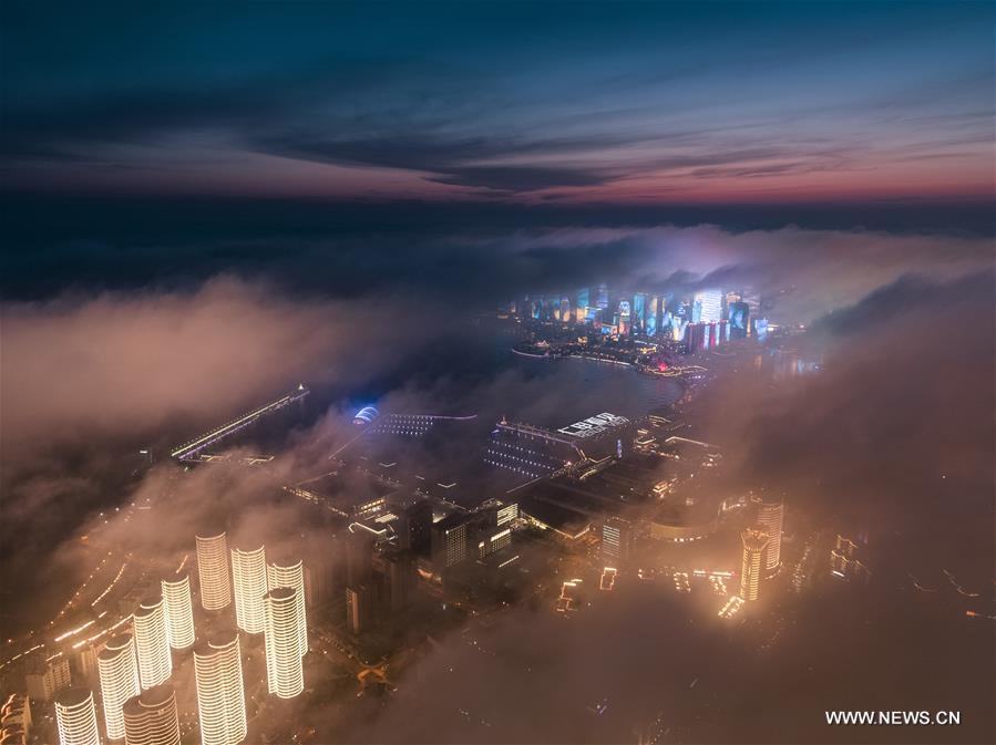 الصورة: مشهد جوي للضباب يخيم فوق مدينة شمالي الصين