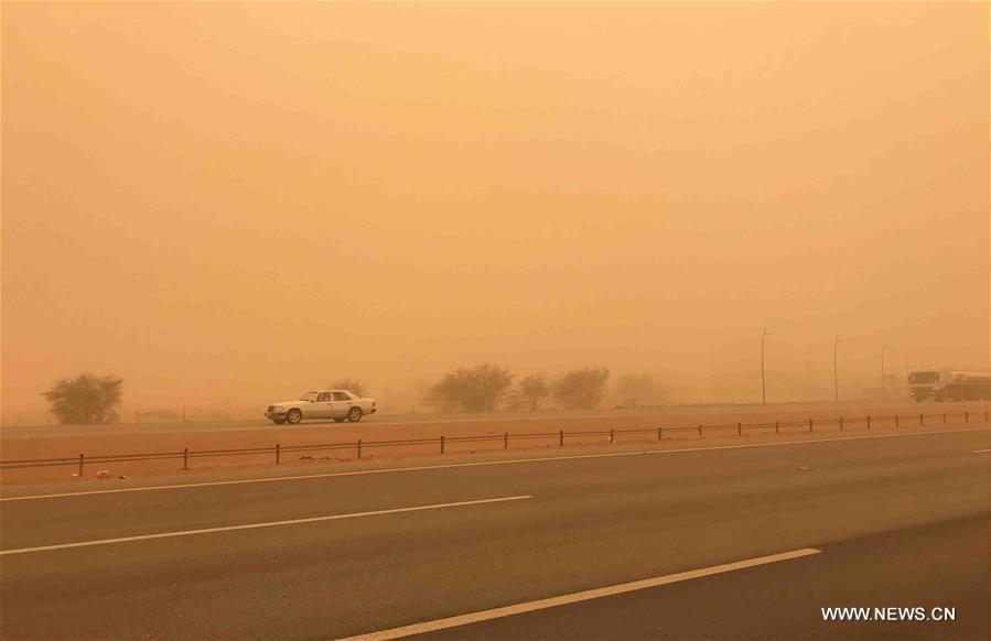 الصورة: عاصفة رملية قوية تجتاح السعودية