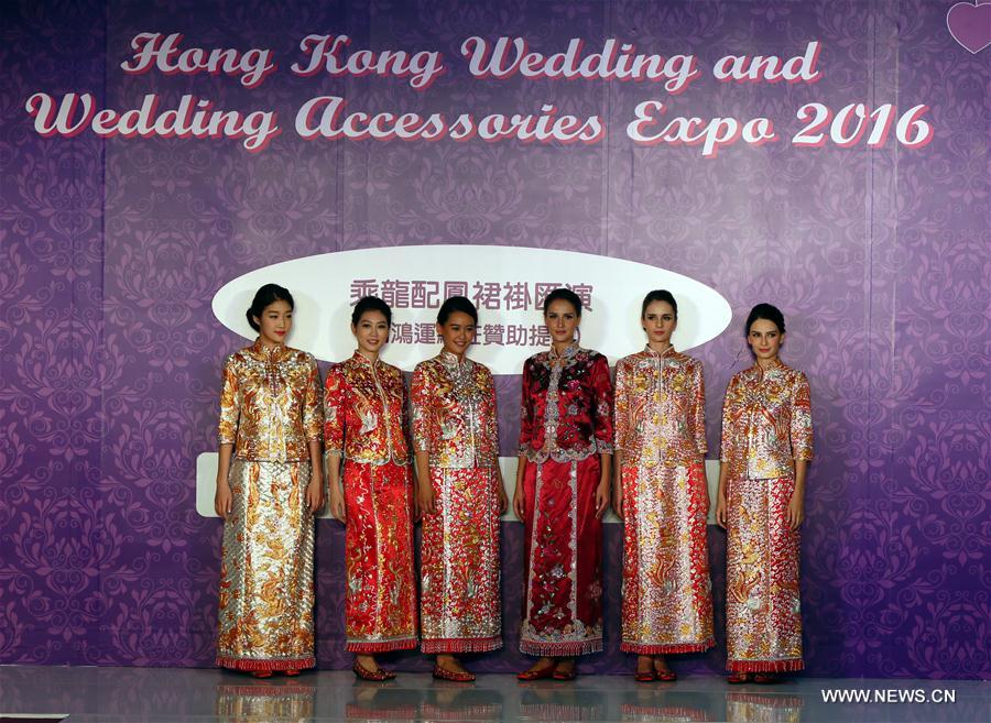 （晚报）（2）香港婚博会举行“乘龙配凤裙褂汇演”