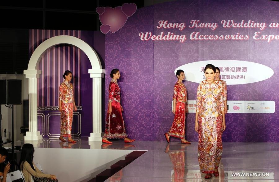 （晚报）（5）香港婚博会举行“乘龙配凤裙褂汇演”