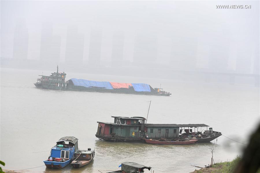 الصورة: الضباب الكثيف يخيم على مدينة تشانغشا بوسط الصين