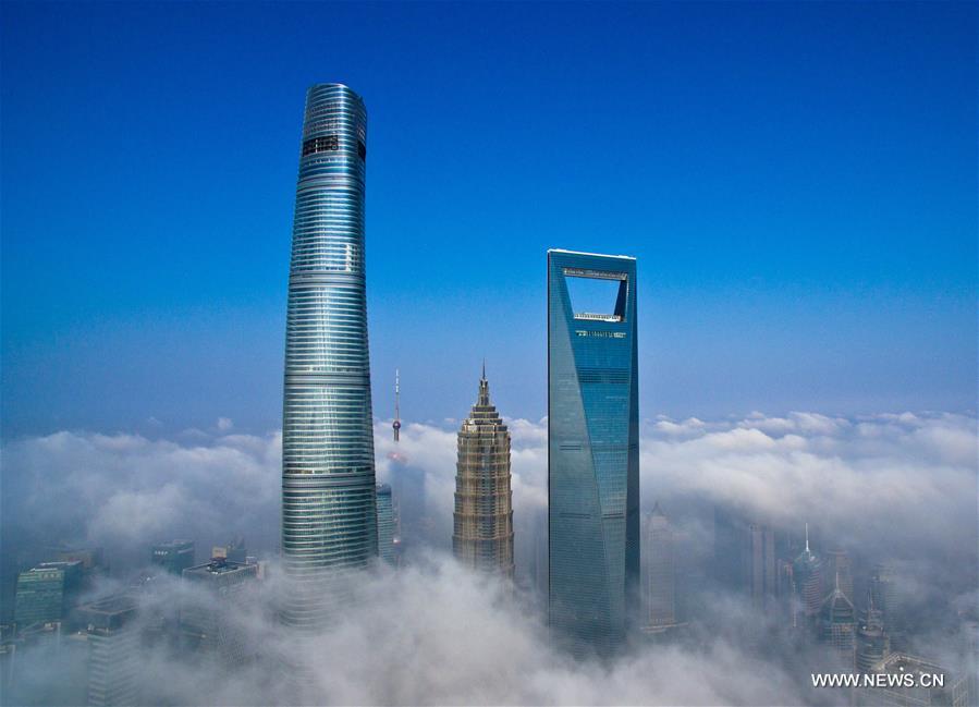  الصورة: الضباب يخيم على شانغهاي شرقي الصين