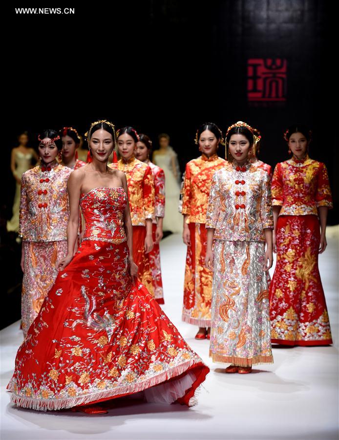 الصورة: عرض فساتين زفاف تقليدية وحديثة في جنوبي الصين