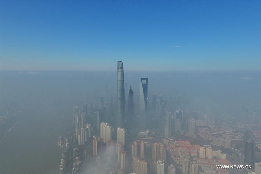 الصورة: الضباب الكثيف يغطي شانغهاي بشرقي الصين