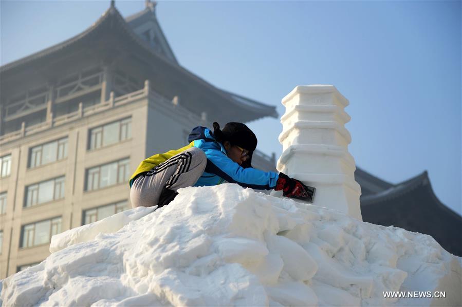 الصورة: النحت الثلجي للطلاب الجامعيين في شمال شرقي الصين