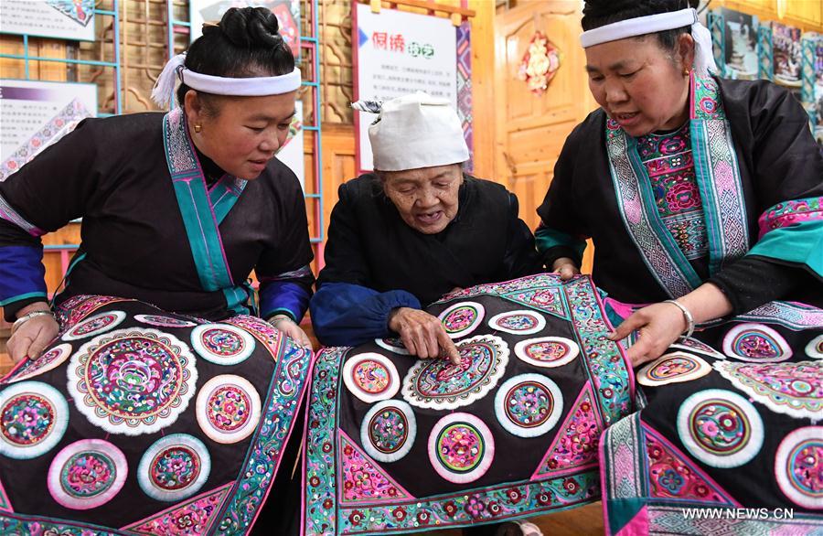 الصورة: خبيرة تطريز تبلغ أكثر من 90 عاما من قومية دونغ في جنوبي الصين