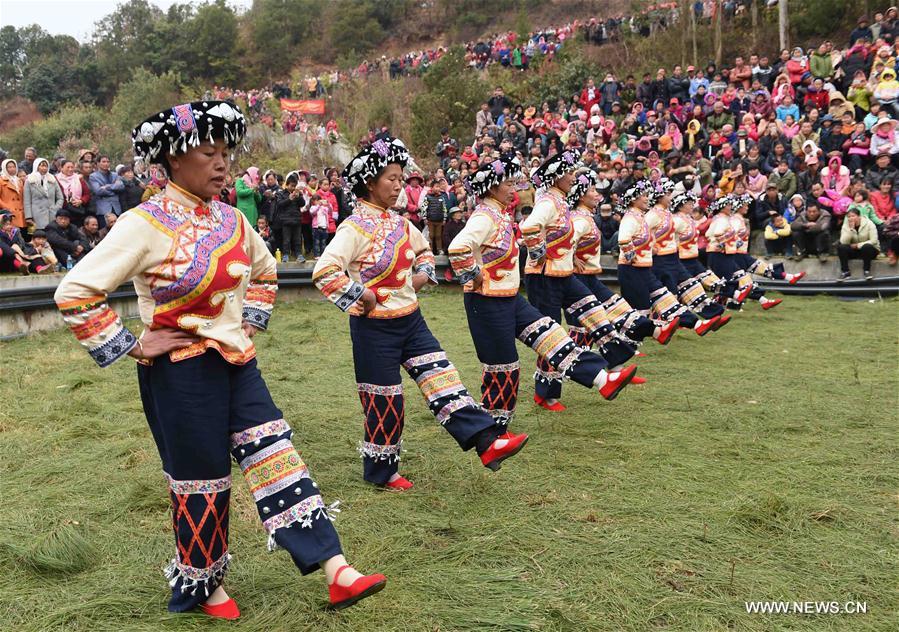 الصورة: أبناء قومية يي يحتفلون بالعيد التقليدي في جنوب الصين