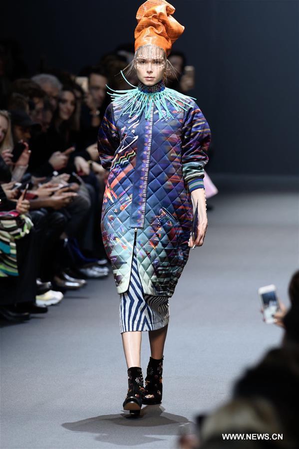（国际）（1）巴黎时装周：印度设计师品牌Manish Arora发布秋冬成衣    