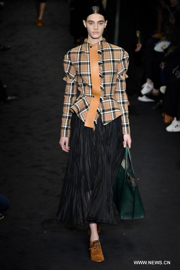 （国际）（5）巴黎时装周：罗意威（Loewe）发布秋冬成衣
