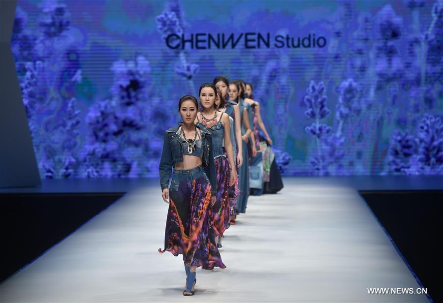 (4)CHINA-FUJIAN-MODA-SEMANA MODA