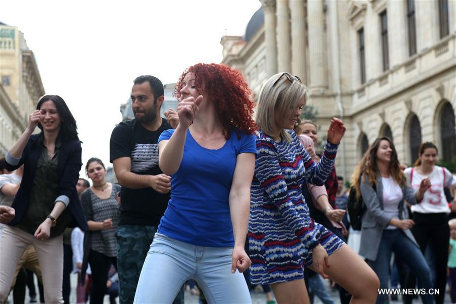 （XHDW）（2）布加勒斯特市民跳起广场舞