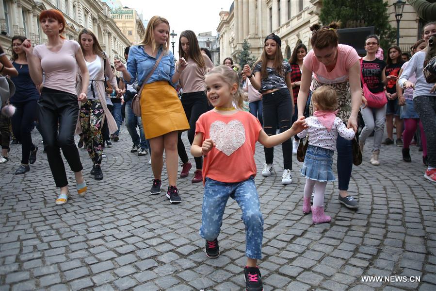 （XHDW）（3）布加勒斯特市民跳起广场舞
