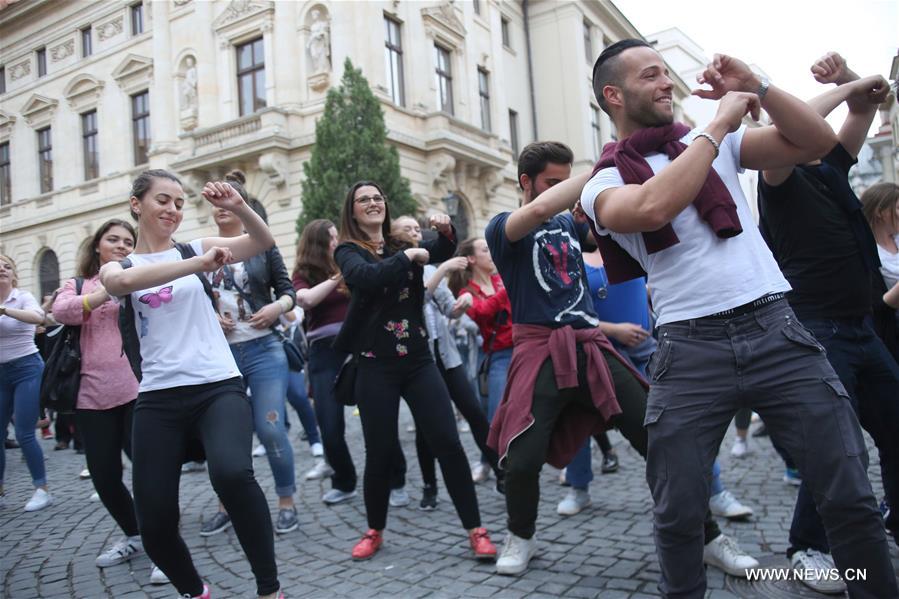 （XHDW）（1）布加勒斯特市民跳起广场舞