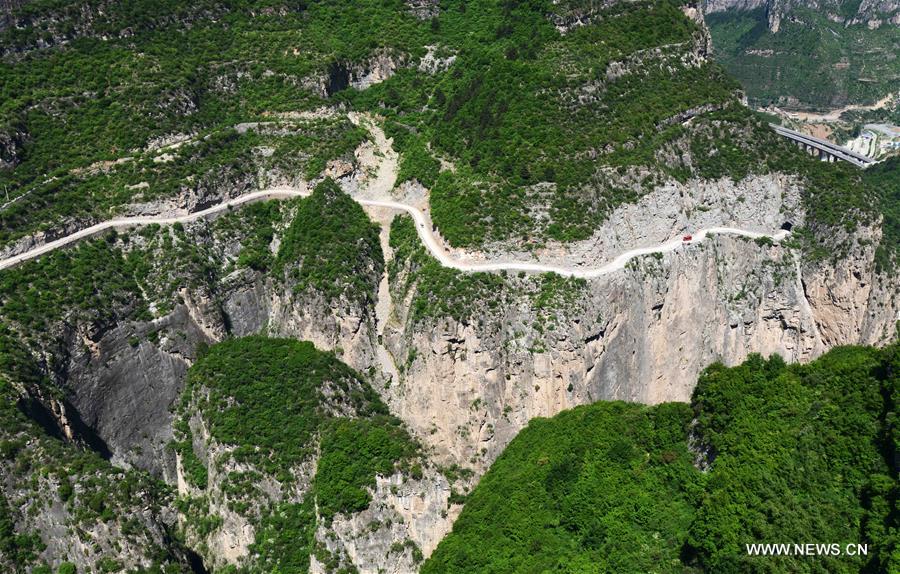 الصورة: الطريق على جروف جبلية في شمالي الصين
