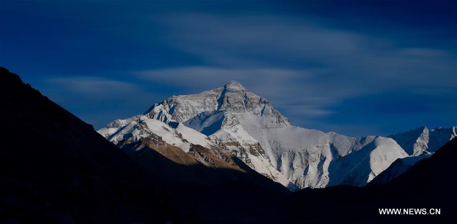 الصورة: قمة تشومولانغما: أعلى قمة جبلية في العالم