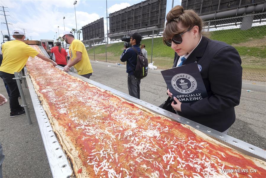 （国际）（3）美国加州制作世界最长披萨 