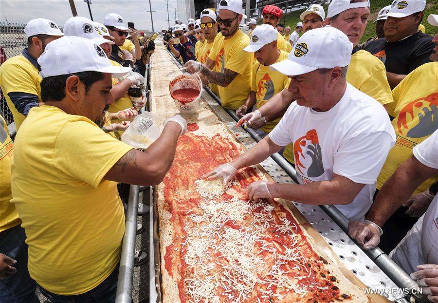 （国际）（2）美国加州制作世界最长披萨 