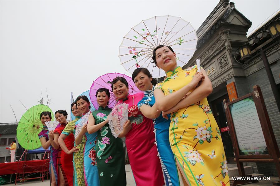  الصورة: أزياء تشيباو التقليدية بشرقي الصين