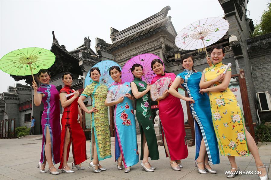  الصورة: أزياء تشيباو التقليدية بشرقي الصين