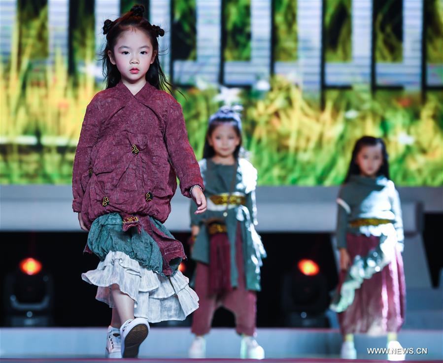 （XHDW）（1）“童装之都”举办2017全国童装设计大赛