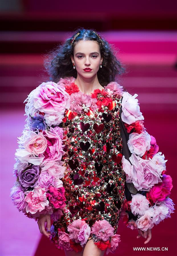 （新华视界）（3）米兰时装周——杜嘉班纳发布2018春夏女装新品