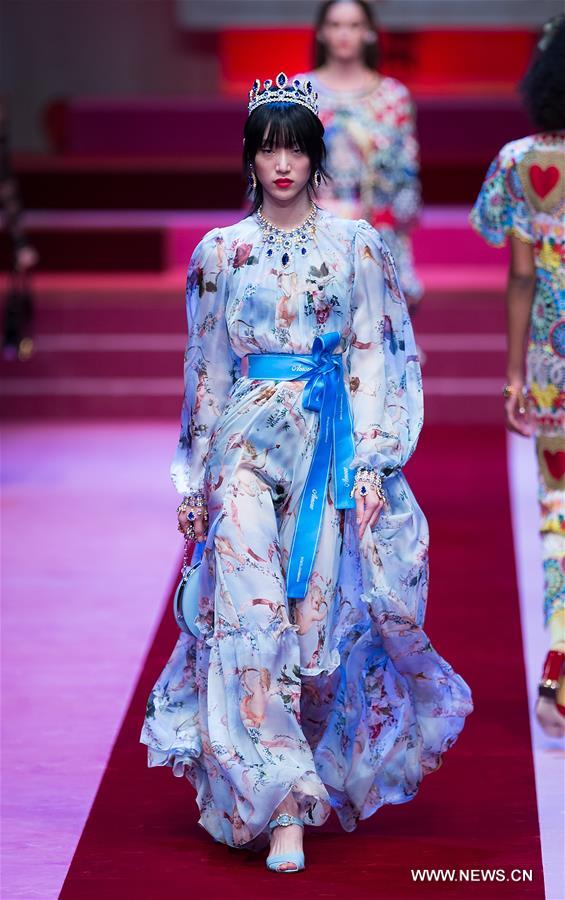 （新华视界）（1）米兰时装周——杜嘉班纳发布2018春夏女装新品